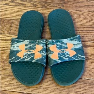 Under Armour green & orange flip flops size 4Y